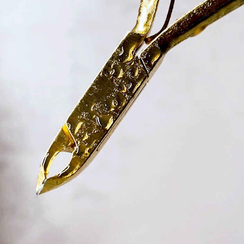 Labology 3 is the first salon multipurpose tools and surfaces hygiene water that is alcohol free natural and hypoallergenic offering a biodegradable and fast acting alternative to Barbicide